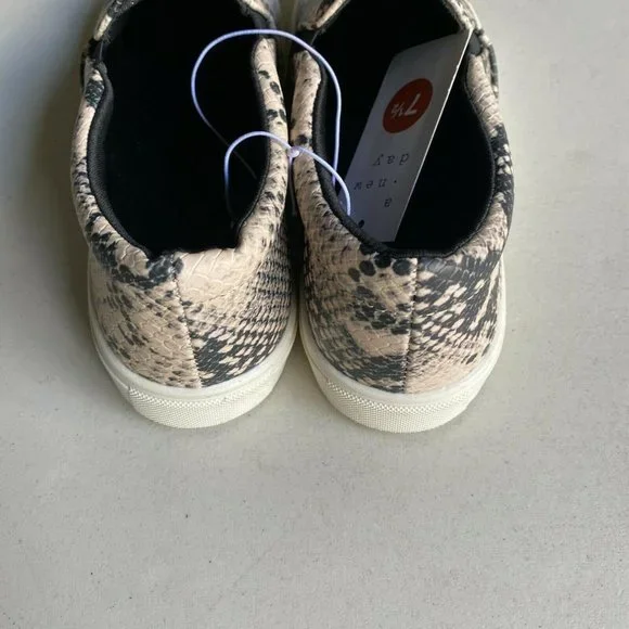 A new day snakeskin print NWT womens sneakers Size 7.5 - Picture 3 of 5